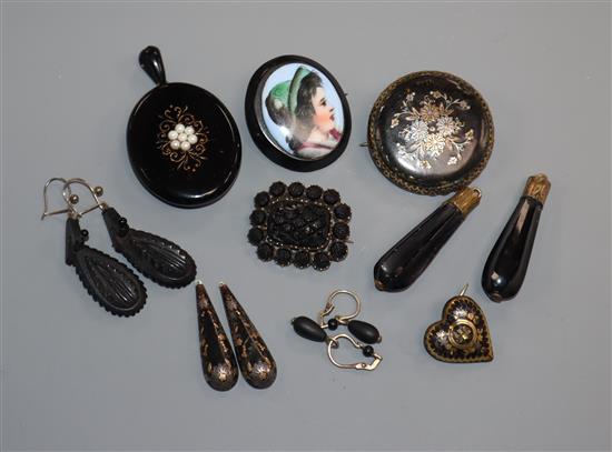 Four tortoiseshell pique items of jewellery (a.f.) including heart brooch and other jewellery including a mourning locket etc.